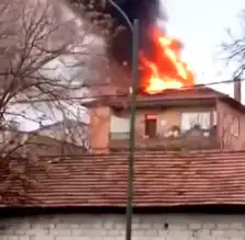 Bursa Osmangazi'de Çatı Katı Yangını: Daire Yandı