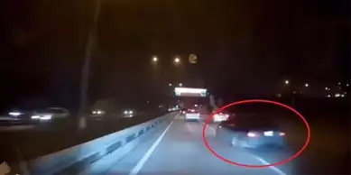 Hızlı Araç Refüje Çarptı!