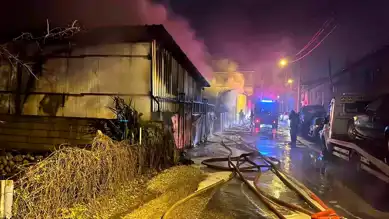 Bursa'da Oto Galeri Yangını: 10 Araç Küle Döndü