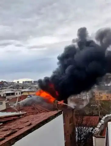 Bursa'da Apartman Çatısında Yangın!
