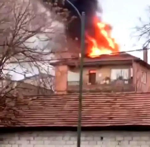 Bursa Osmangazi'de Çatı Katı Yangını: Daire Yandı