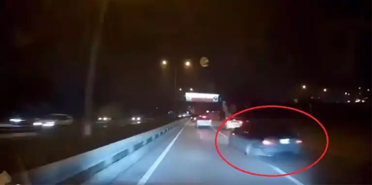 Hızlı Araç Refüje Çarptı!