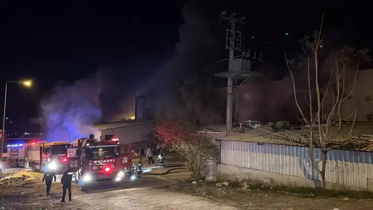 Mobilya Fabrikasında Yangın!Bursa'da İtfaiye Müdahalesi