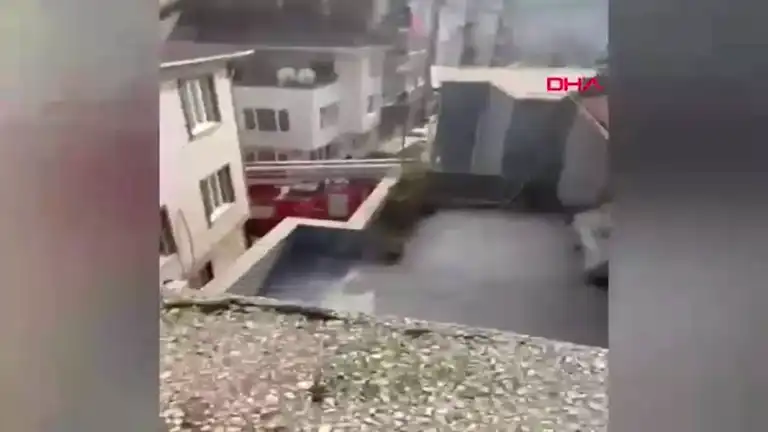 İnegöl'de Çatı Katı Yangını Söndürüldü